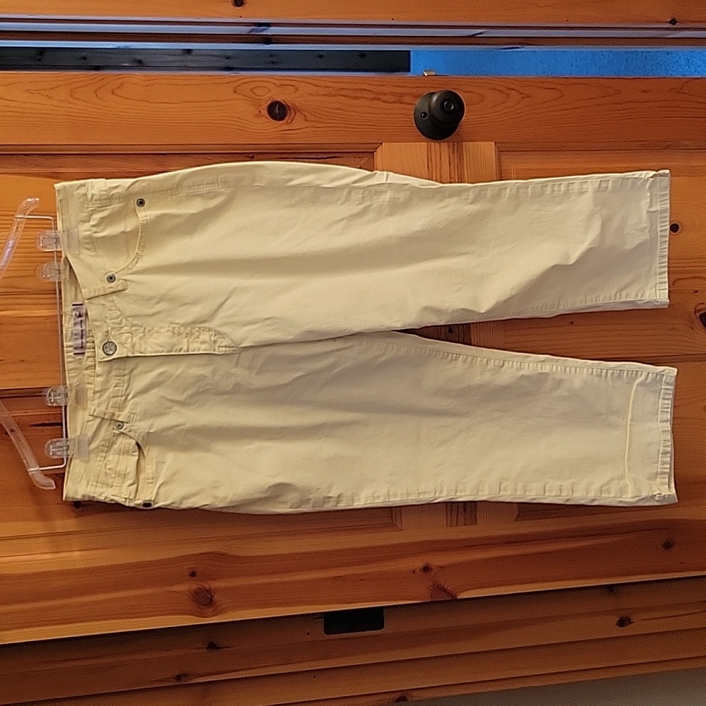 Fun pale yellow capris